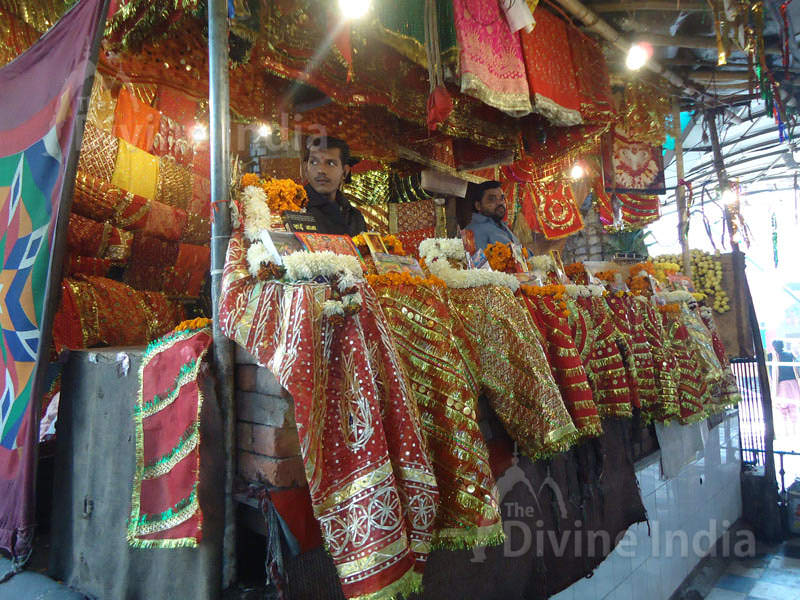 Seller of Prasad & Chunri at Kalkaji Temple