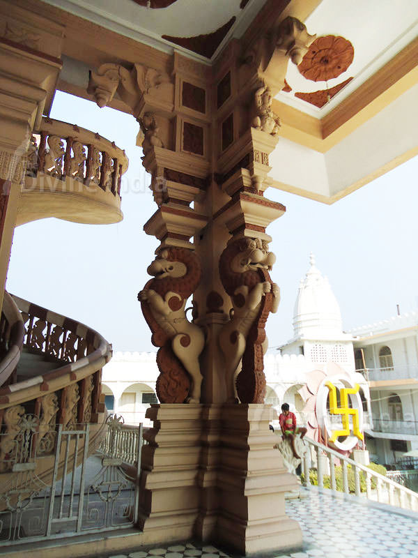 Pillar at Lakshmi Vinayak Mandir, Chattarpur Temple