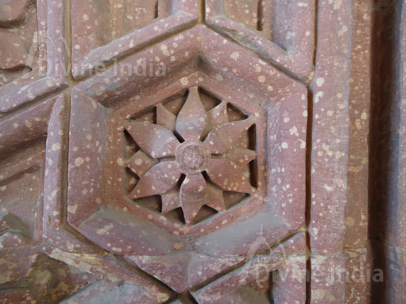 Beautiful Flower Desing on wall, Qutub Minar