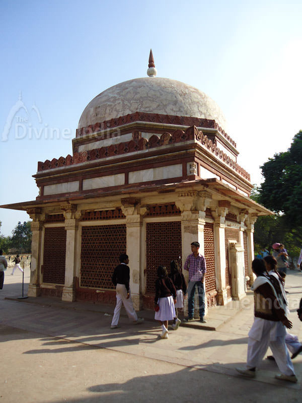 Imam Zaman Tomb, Qutub Minar