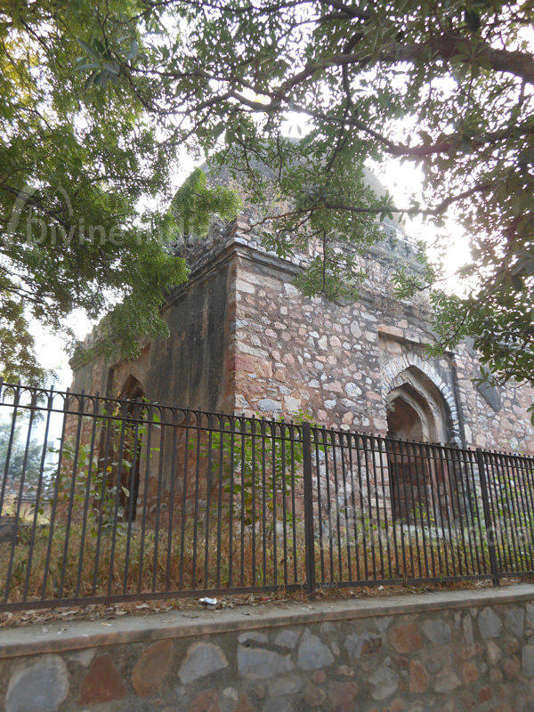 tomb belongs to the Lodi period