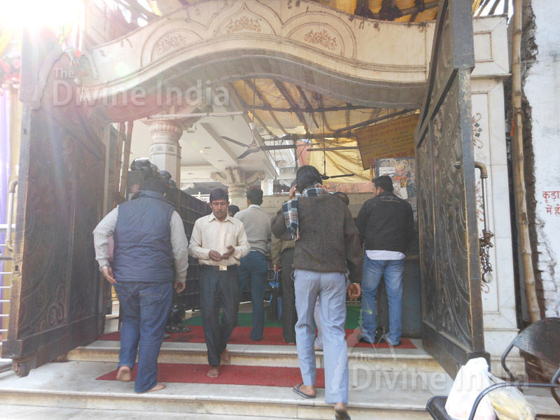 Shoes stand Jhandewalan Temple
