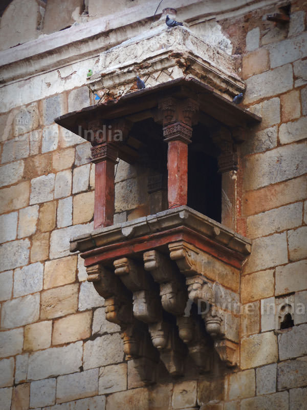 Qila-i-Kuhna back of mosque