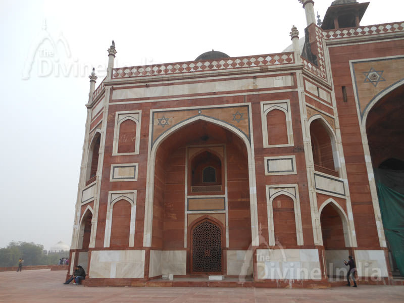 The exterior arch of Humayun Tomb