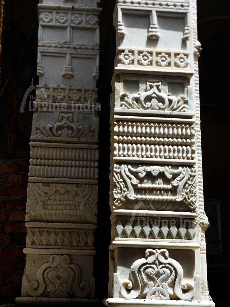 These beautifully designed pillars are every art lovers delight