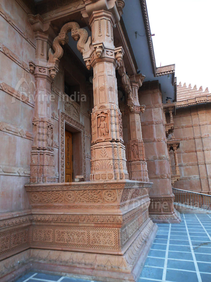 These beautifully designed pillars are every art lovers delight