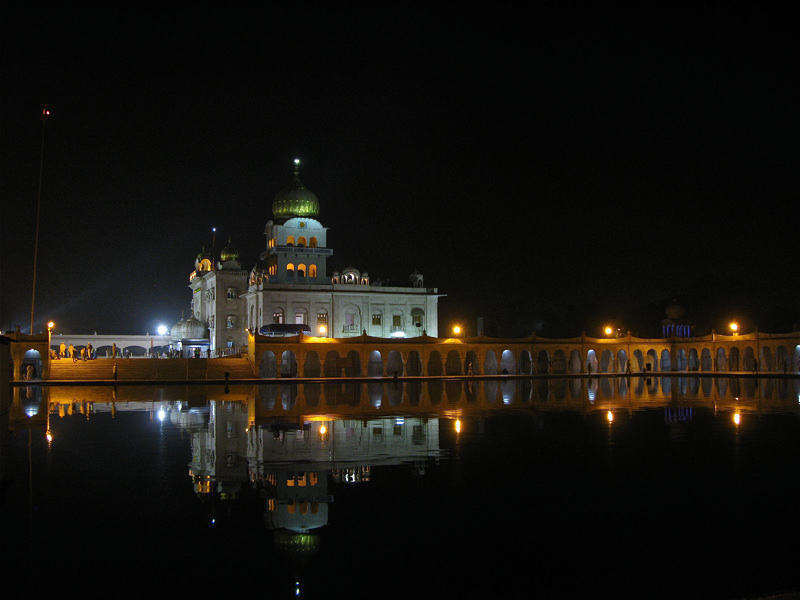 Night view of Gurdwara Bangla Sahib and the Sarovar