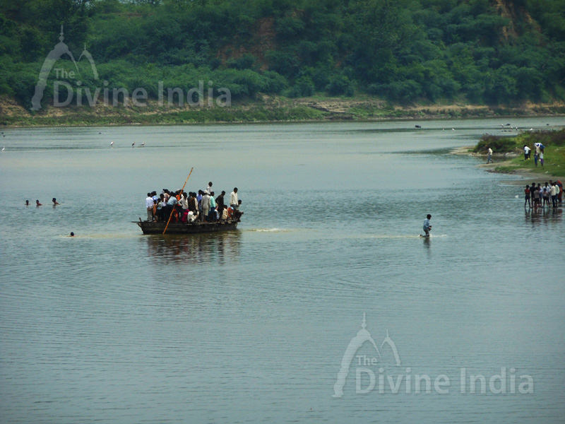 boat crossing yamuna river at Bateshwar Temple