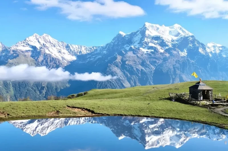 बुड्ढा मदमहेश्वर मंदिर (उत्तराखंड): 14,000 फीट की ऊंचाई पर स्थित वो धाम, जहाँ तालाब के पानी में तैरता दिखता है चौखंबा पर्वत