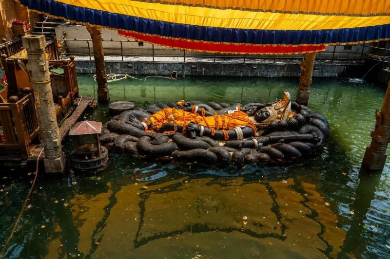 बूढ़ानीलकंठ मंदिर: नेपाल के पानी पर तैरते भगवान विष्णु का अद्भुत रहस्य