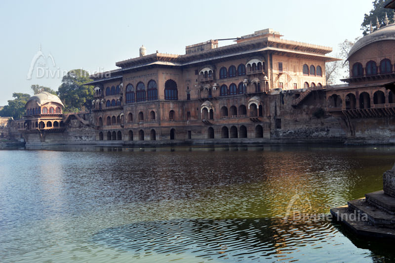 Deeg Palace lake side view