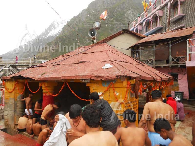 Devotee bath at tapt kund badrinath temple
