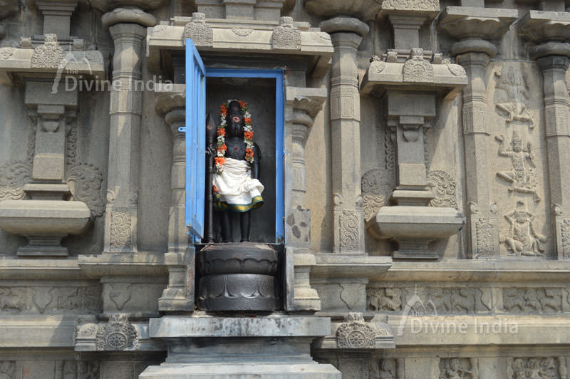 God Sculpture on the wall of swaminatha temple