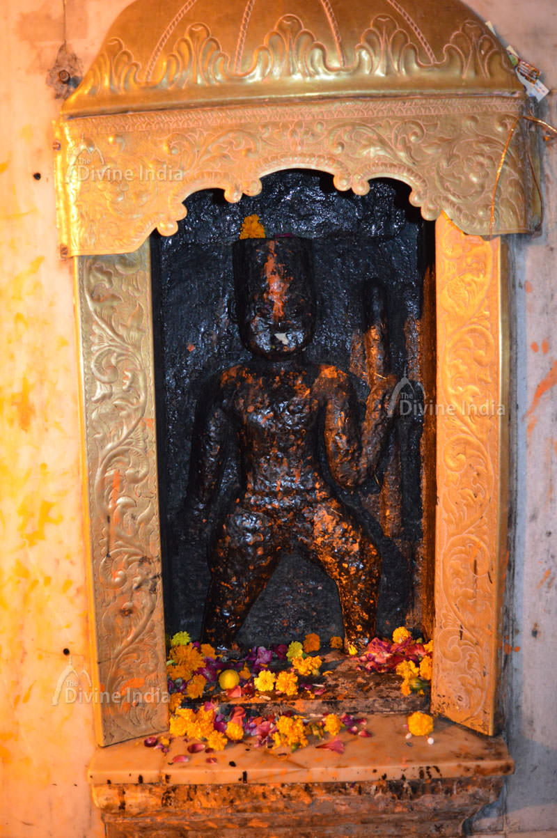 Lord idol at right side entrance gate of chintpurni temple