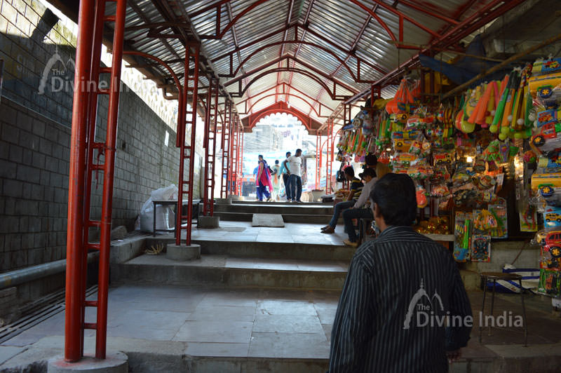 Market way at naina devi temple