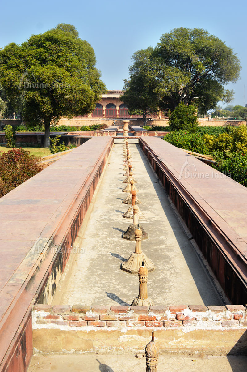 Synchronised fountains at deeg palace