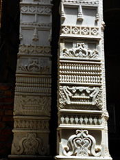 These beautifully designed pillars are every art lovers delight