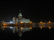 Night view of Gurdwara Bangla Sahib and the Sarovar