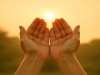 Chant mantras by looking at your palms in the morning: auspicious start of the day and self-confidence