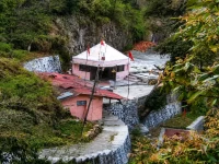 चिंताहरण महादेव मंदिर (चकराता): ऊंचे देवदार के जंगलों के बीच स्थित वो जाग्रत शिवलिंग जो हर लेता है भक्तों की सभी चिंताएं