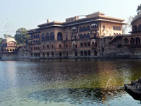 Deeg Palace lake side view