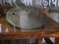 Gold Chatra offered by Akbar to Jwala devi