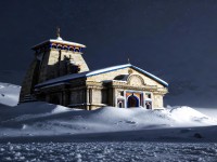 केदारनाथ धाम में भारी बर्फबारी: सफेद चादर में लिपटा मंदिर परिसर, मास्टर प्लान का काम रुका