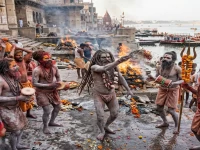 काशी में मसान की होली: क्यों जलती चिताओं के बीच खेली जाती है अबीर-गुलाल और चिता भस्म की होली?