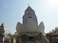 Shri Priyakant Ju Temple Built on the structure symbolizing lotus flower
